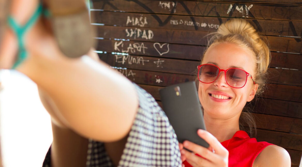 Frau nutzt YouTube am Smartphone