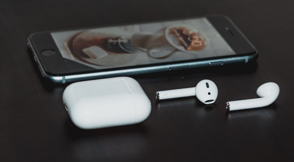 Apple Airpods mit Case und ein iPhone