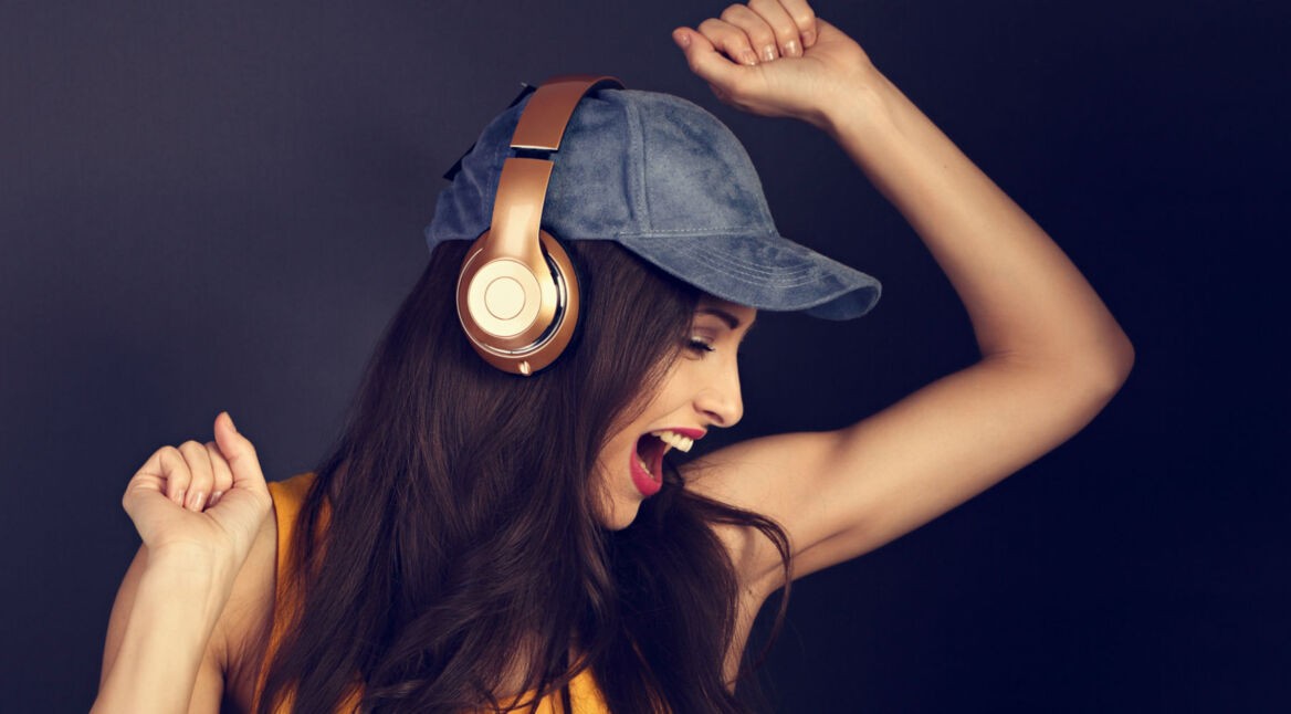 Drahtlose Kopfhörer und singende Frau