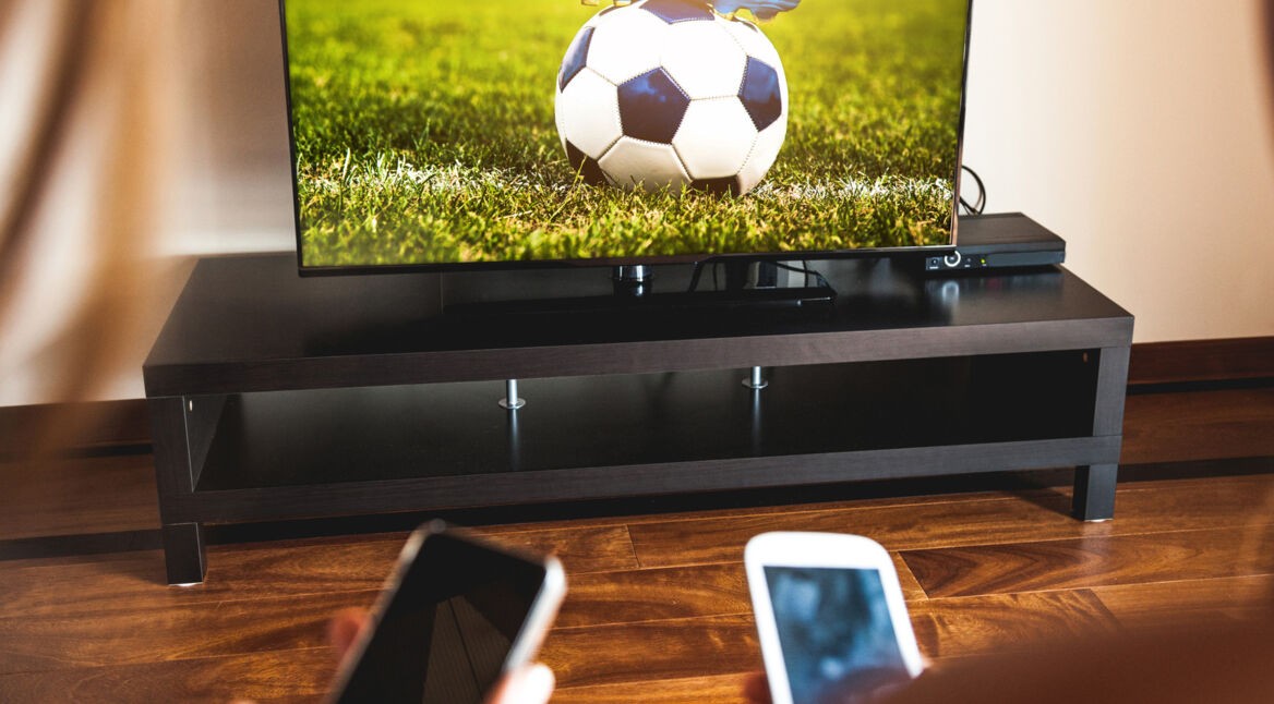TV und zwei Android-Smartphones