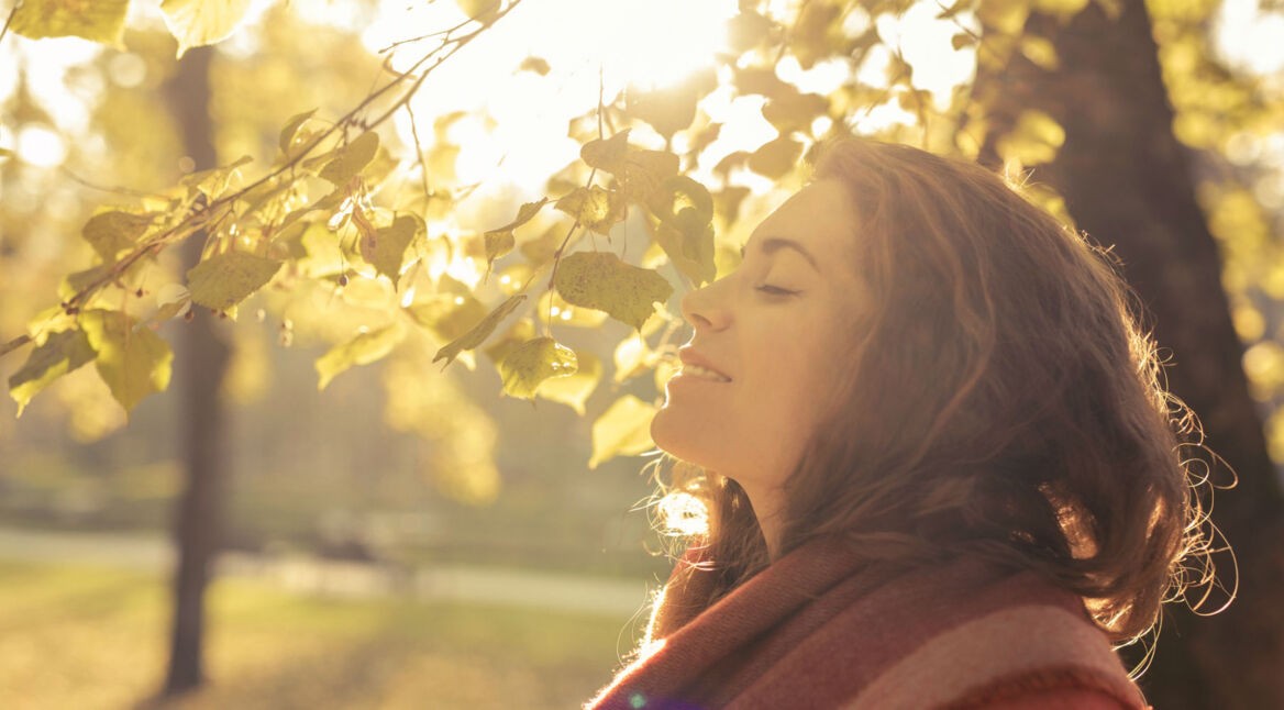 Frau meditiert und entspannt