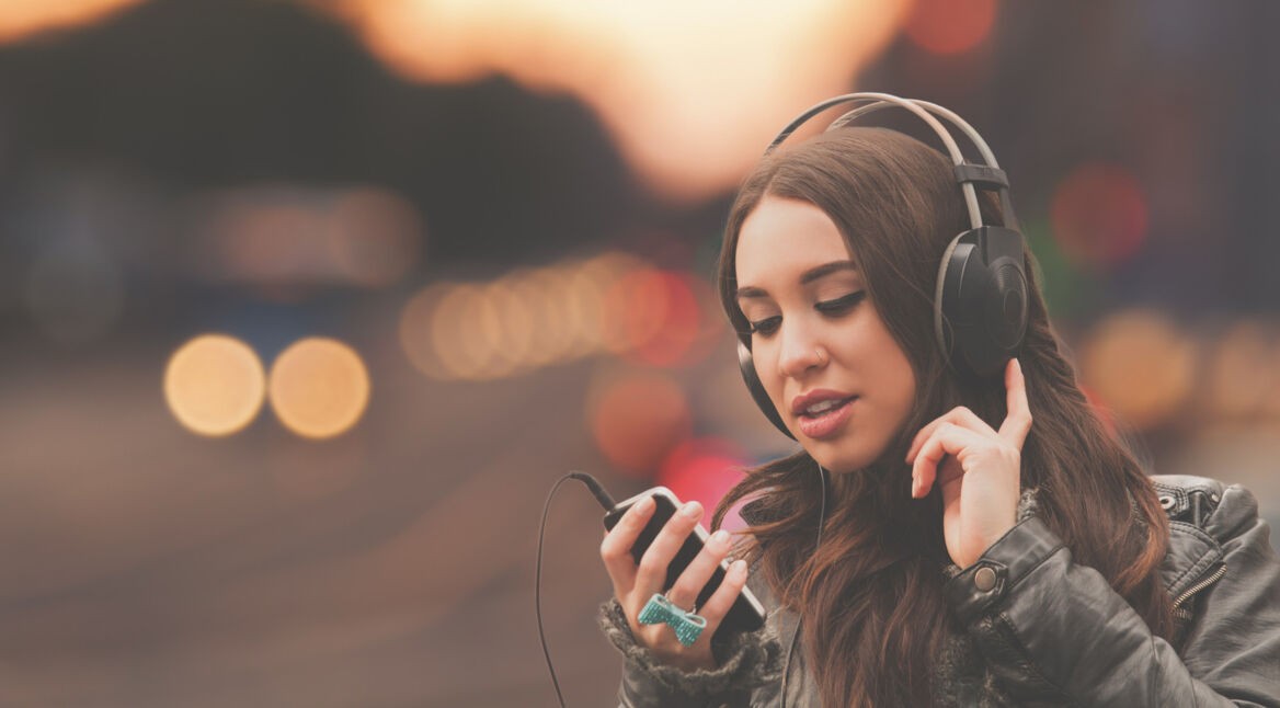 Eine Frau nutzt ihr Smartphone als Audio Recorder