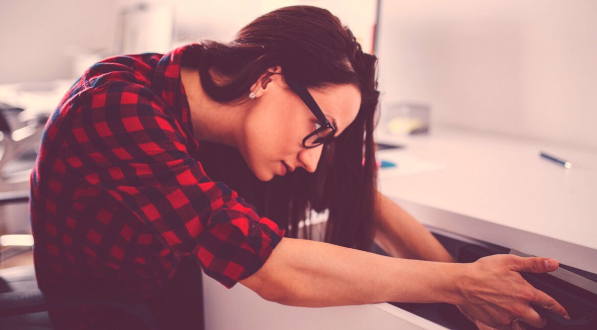 Frau durchsucht Schrank nach Smartphone