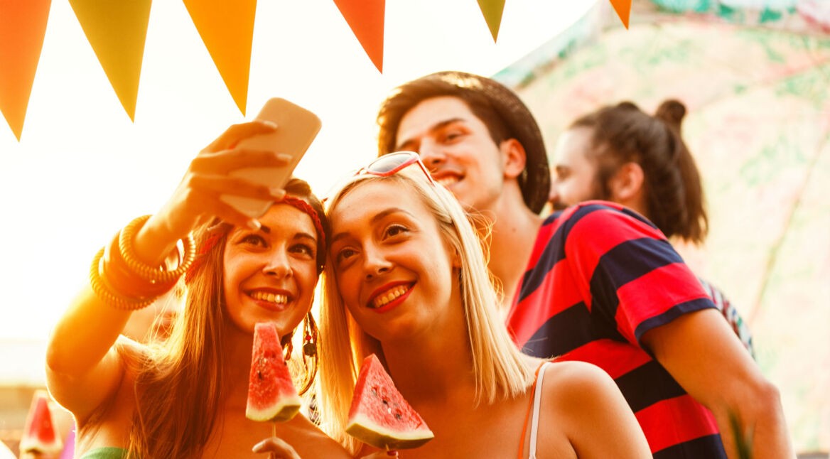 Freunde machen ein Smartphone-Selfie.