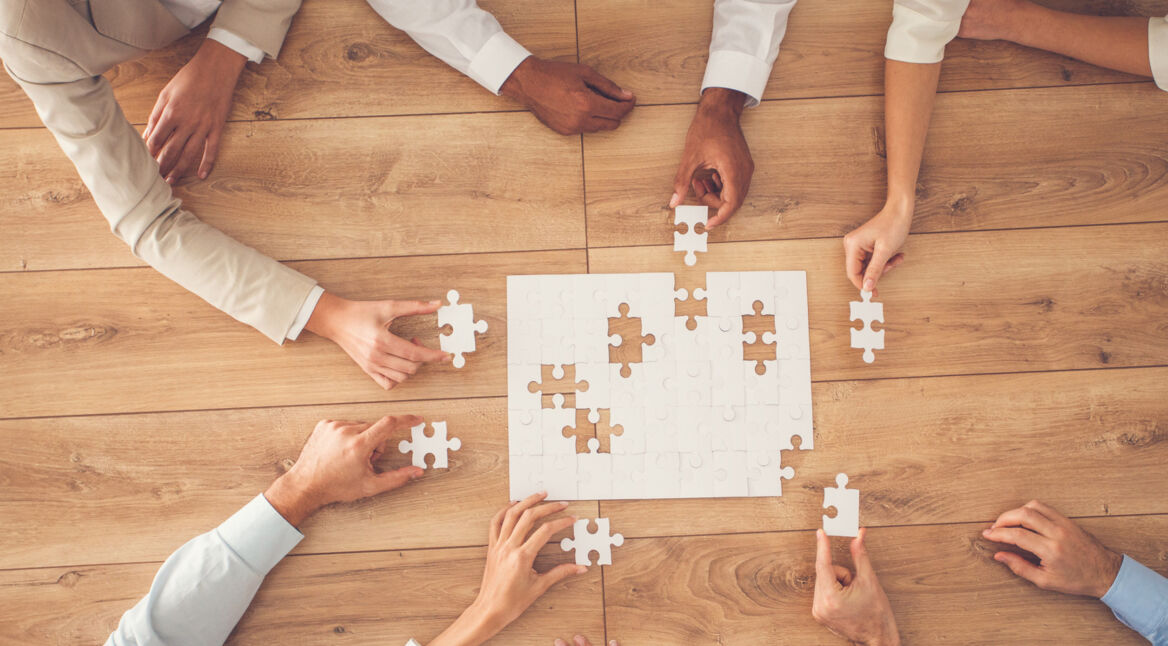 Mehrere Puzzlestücke fügen sich zu einem Gesamtbild zusammen