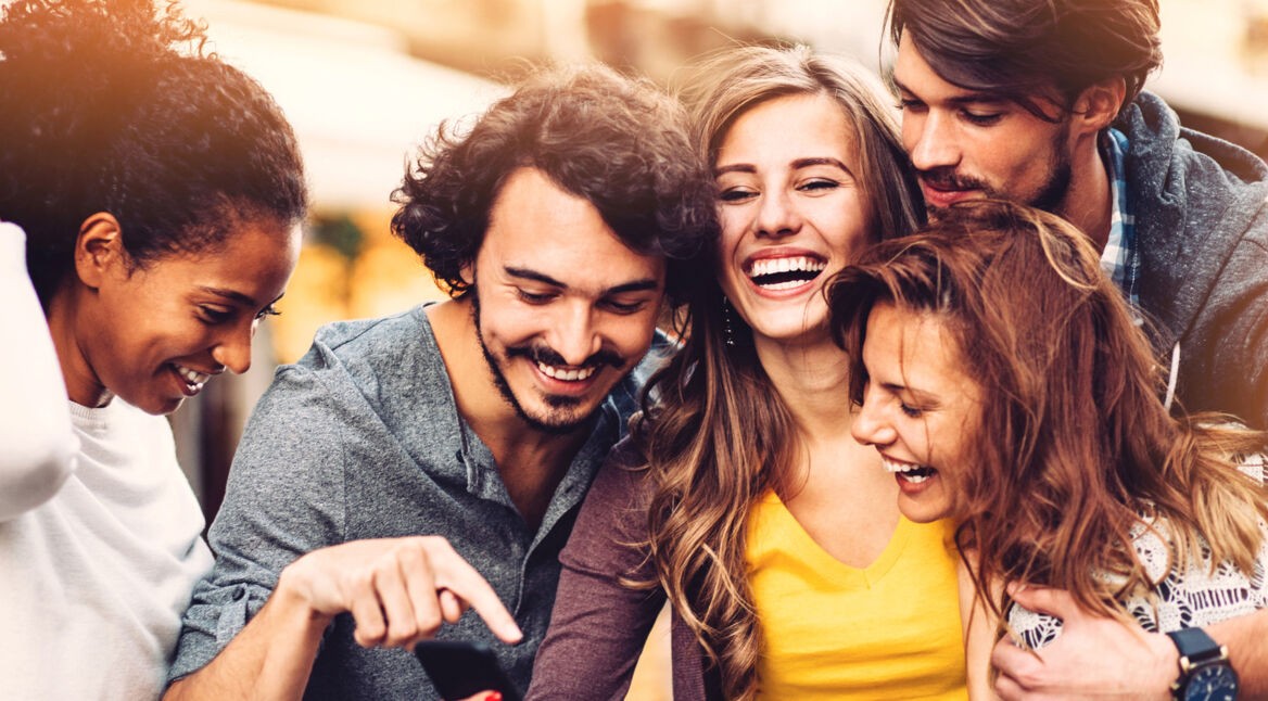 Gruppe junger Leute amüsiert sich in Facebook-Gruppen