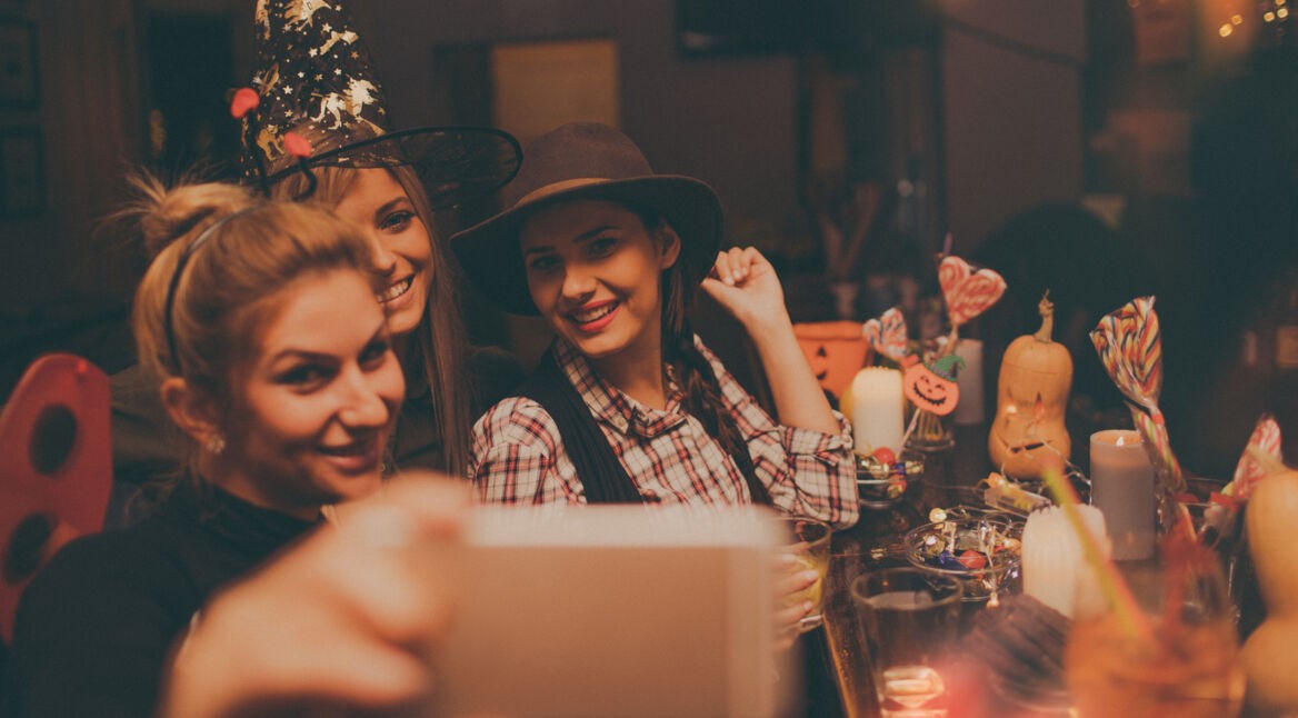 Runde junger Frauen bei einer Halloween-Party