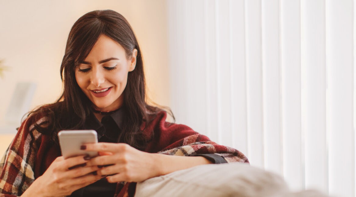 Auf dem iPhone Siris Stimme einstellen.