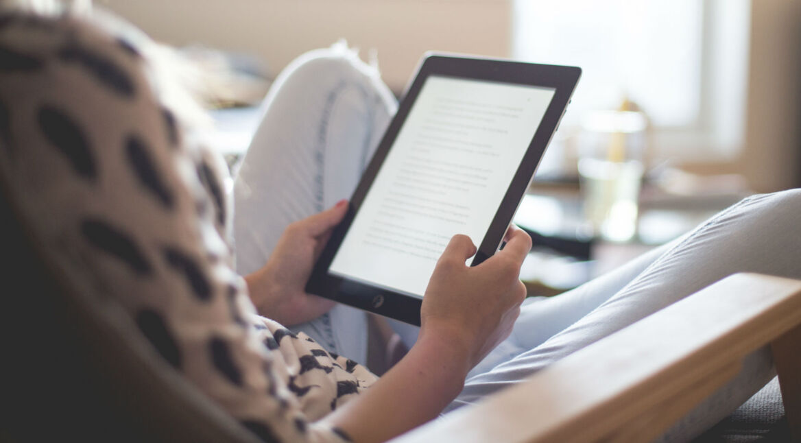 Frau liest auf einem iPhone