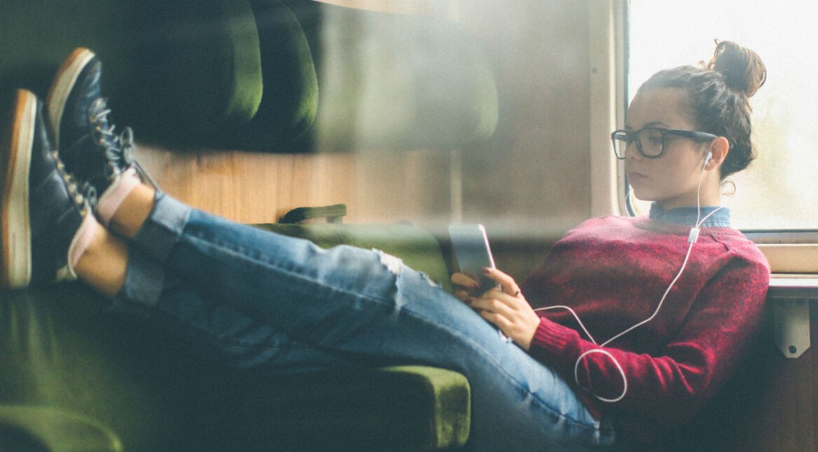 Frau im Zug mit iPhone