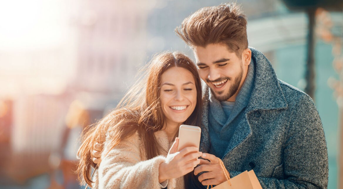 Paar schaut zusammen auf ein iPhone