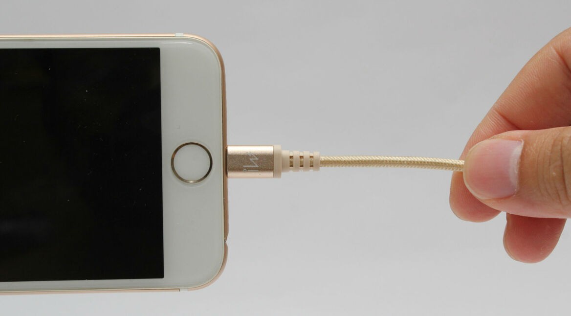 iPhone mit Lightning-Kabel