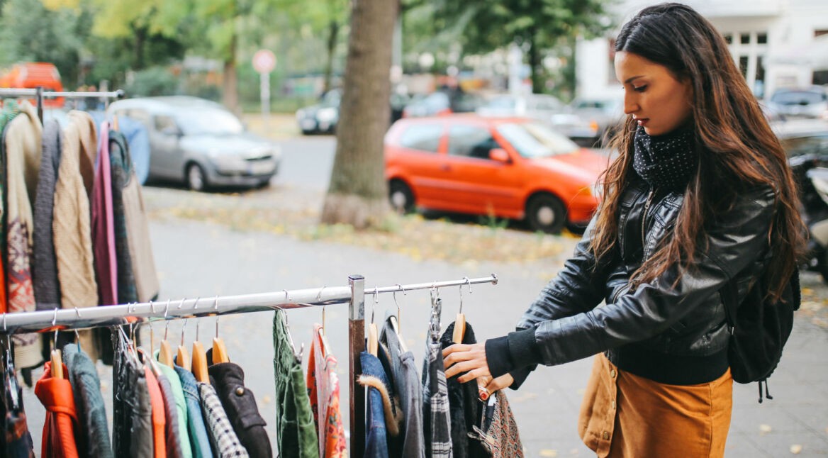 Junge Frau auf dem Flohmarkt.