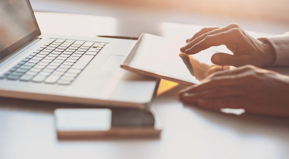 Gleichzeitige Nutzung von Laptop Smartphone und Tablet