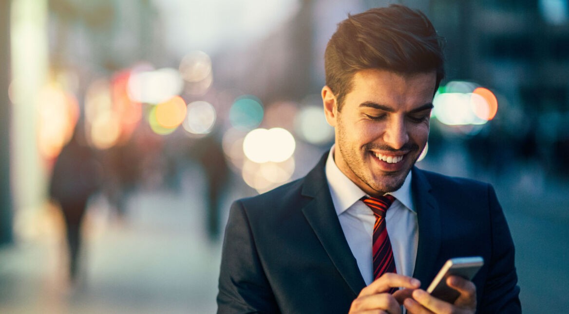 Mann im Anzug mit einem iPhone