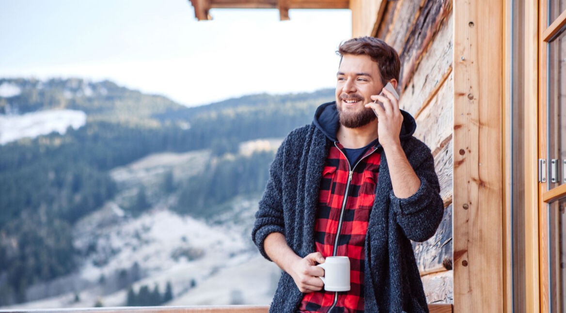 Mann telefoniert
