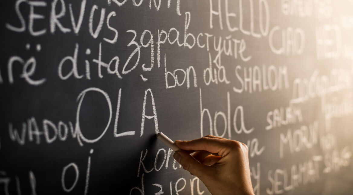 Eine Schultafel mit Übersetzungen für Hallo