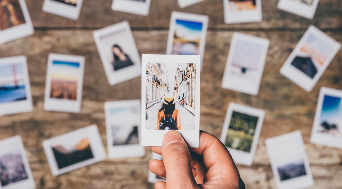 Eine Sammlung an Urlaubsbildern auf einem Tisch