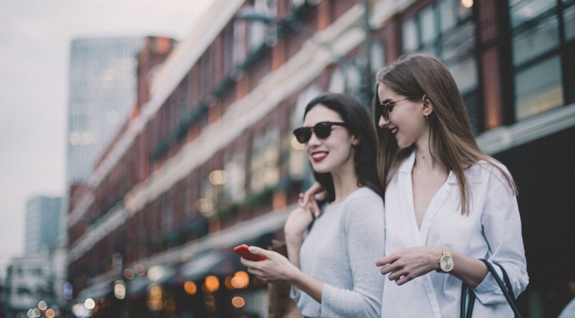 Frauen mit Smartphone