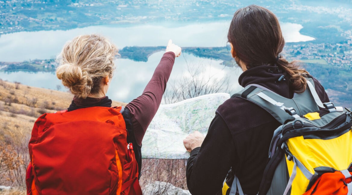 Zwei Touristen nutzen eine Landkarte zur Orientierung.