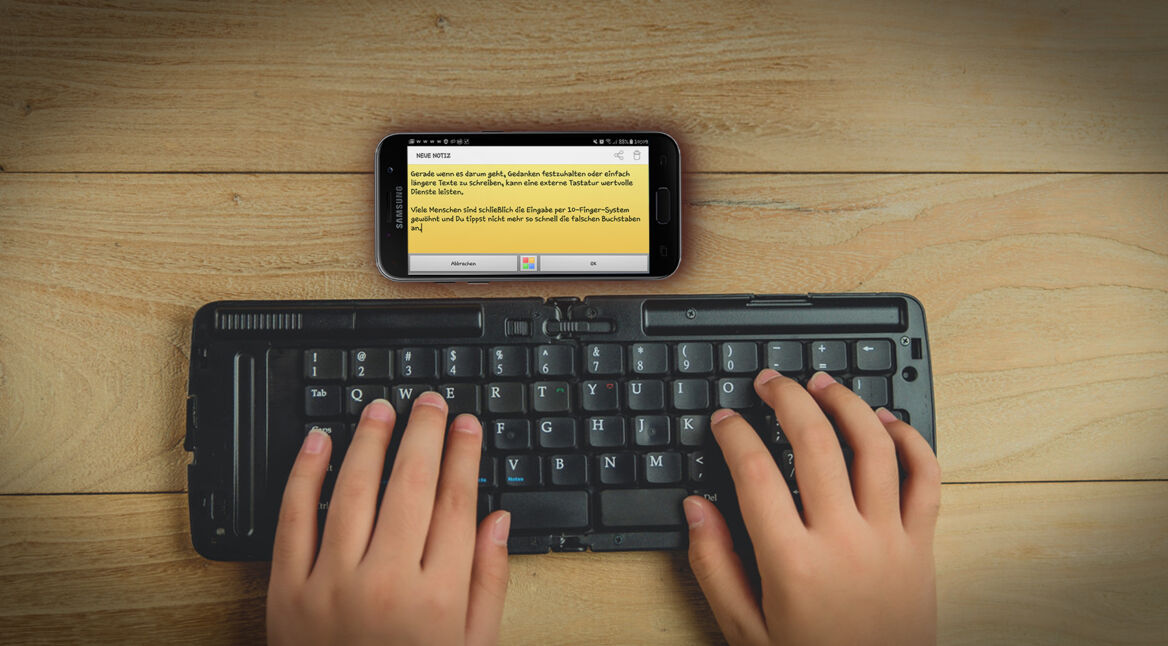 Tippen am Smartphone auf einer externen Tastatur