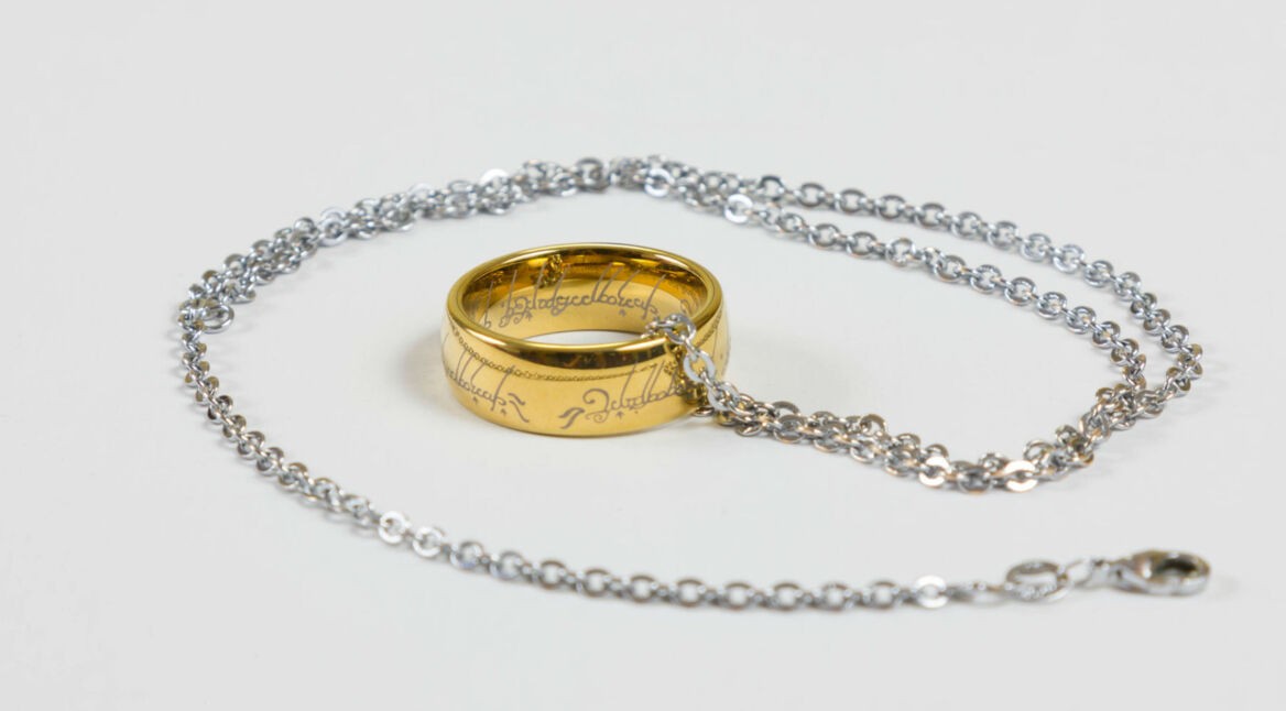 Der Ring aus Herr der Ringe liegt auf weißem Untergrund.