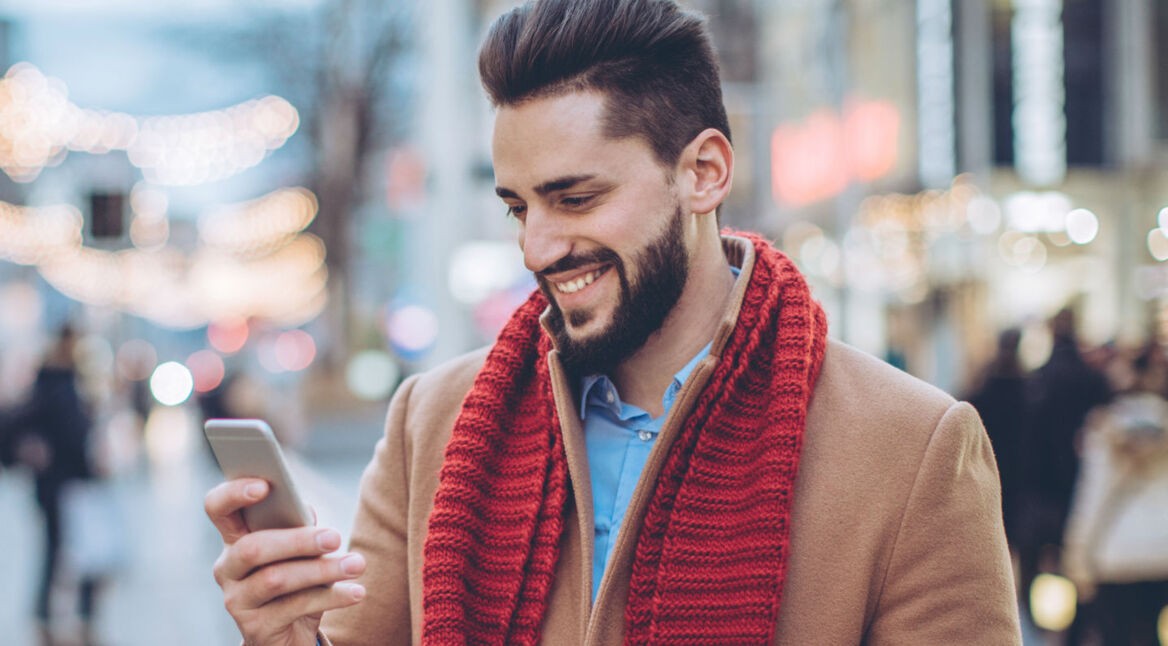 Mann entdeckt den Millennium-Falken bei Google Maps auf seinem Smartphone.