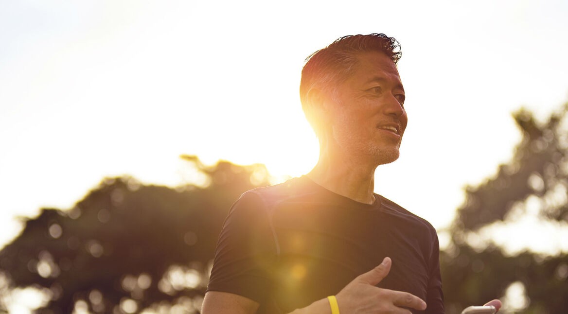 Mann sieht sich Akku-Ladestand seines Smartphones an.