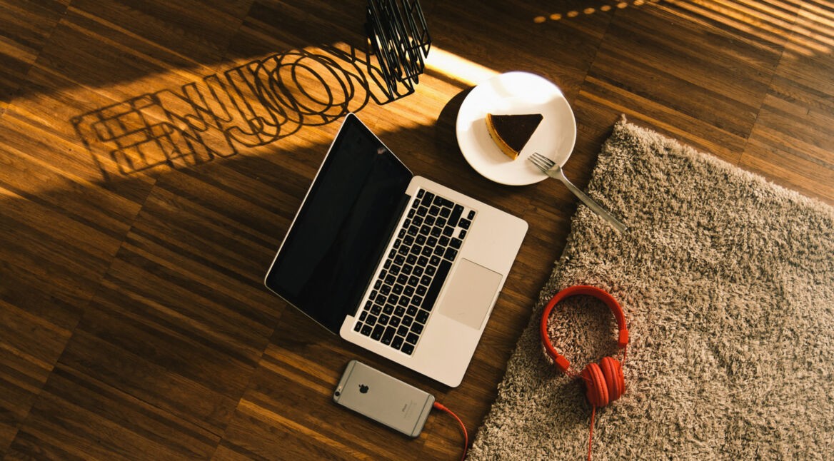 Ein Laptop, ein iPhone, ein Stück Kuchen und ein Schatten