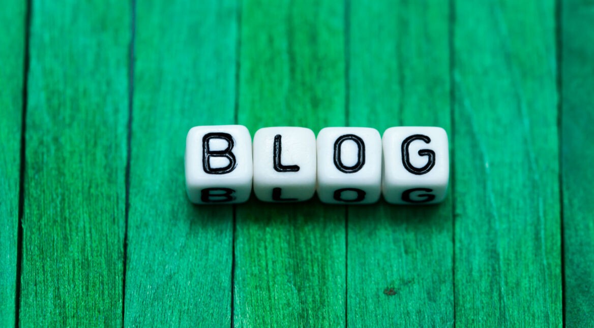 ABC-Bausteine formen das Wort "Blog".