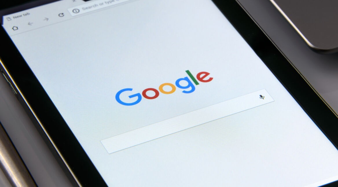 Google Suchfunktion mit Assistant auf einem Smartphone