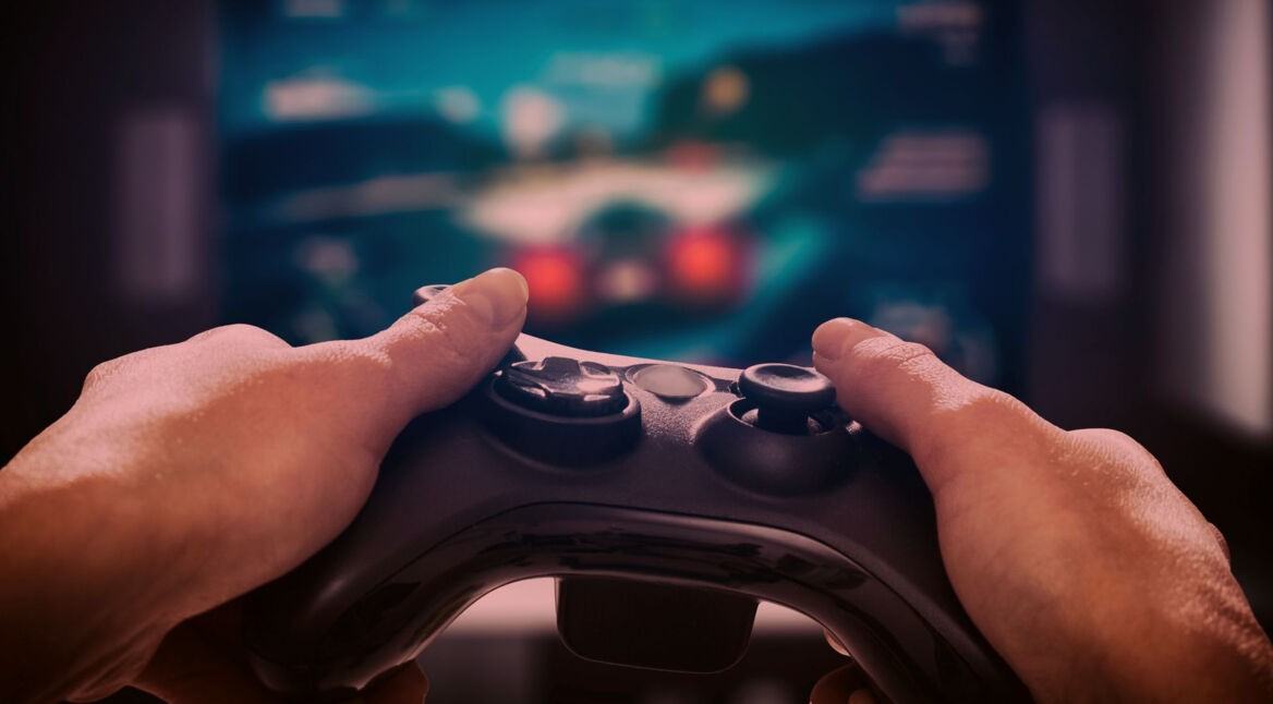 Gamer an einem Fernseher