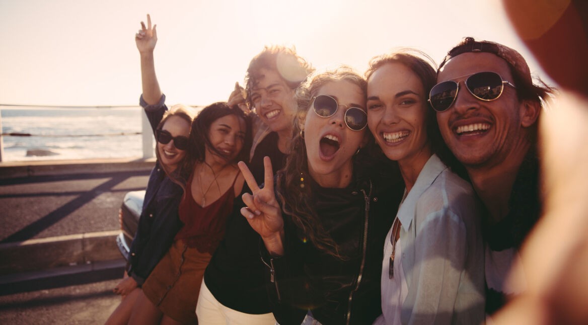 Junge Leute machen ein Selfie am Meer