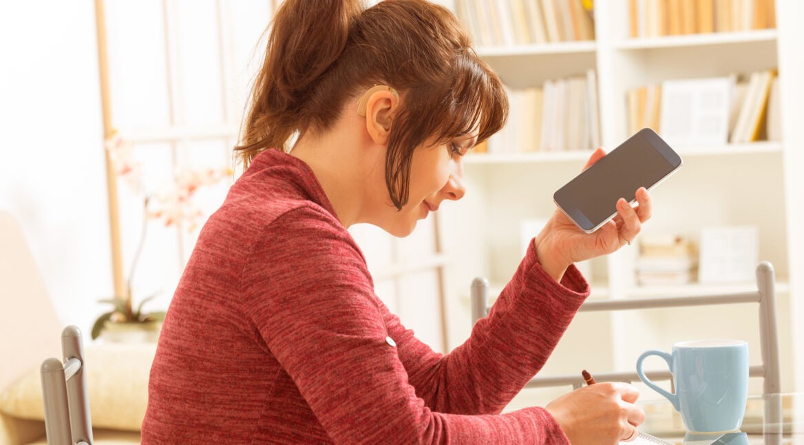 Frau mit Android-Smartphone nutzt Eingabehilfen.