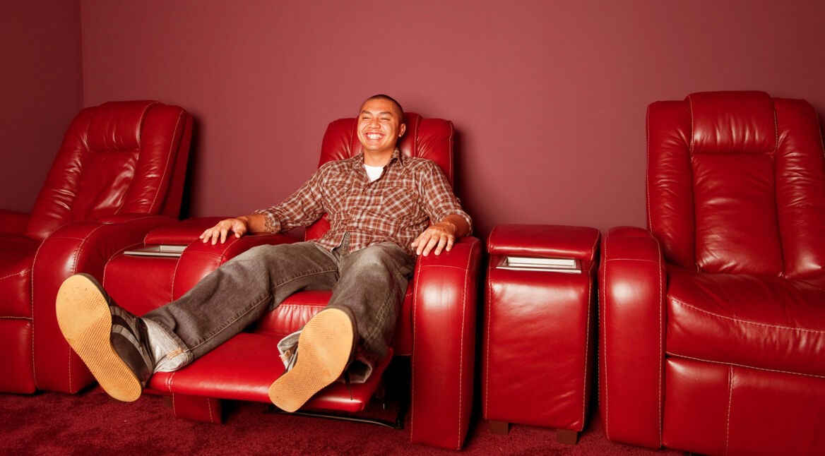 Mann genießt sein Heimkino