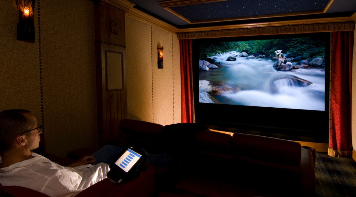 Ein Mann sitzt in aufwendig gestaltetem Heimkino