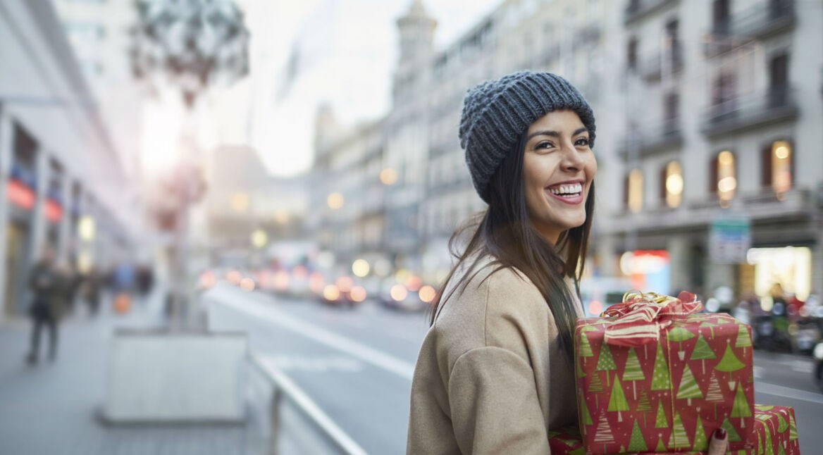 Junge Frau kauft Geschenke ein.