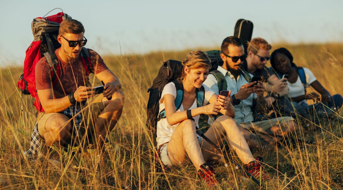 Freunde unterwegs mit dem Smartphone.