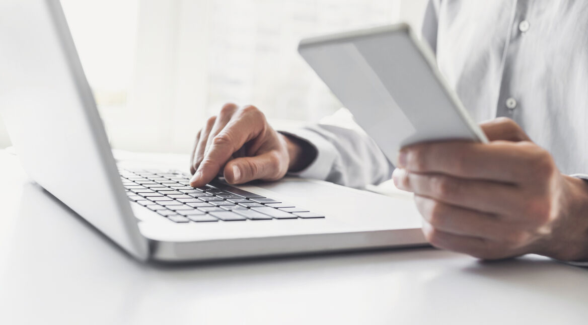 Programmierer mit Mac und iPhone