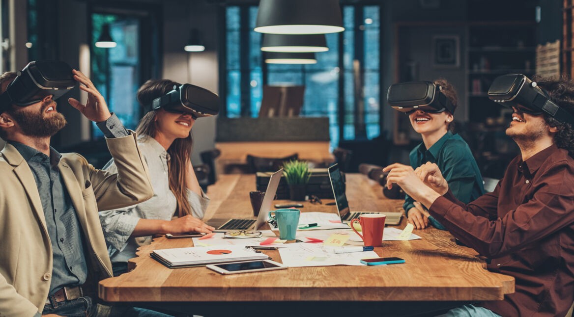 Entwickler mit VR-Brillen am Tisch