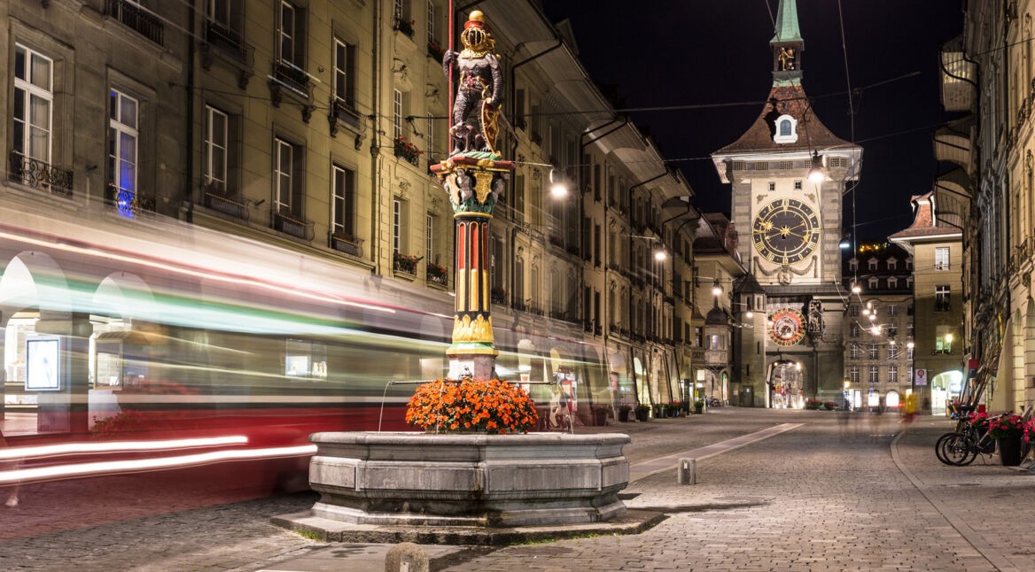 Nachtfoto einer Stadtansicht mit Langzeitbelichtung