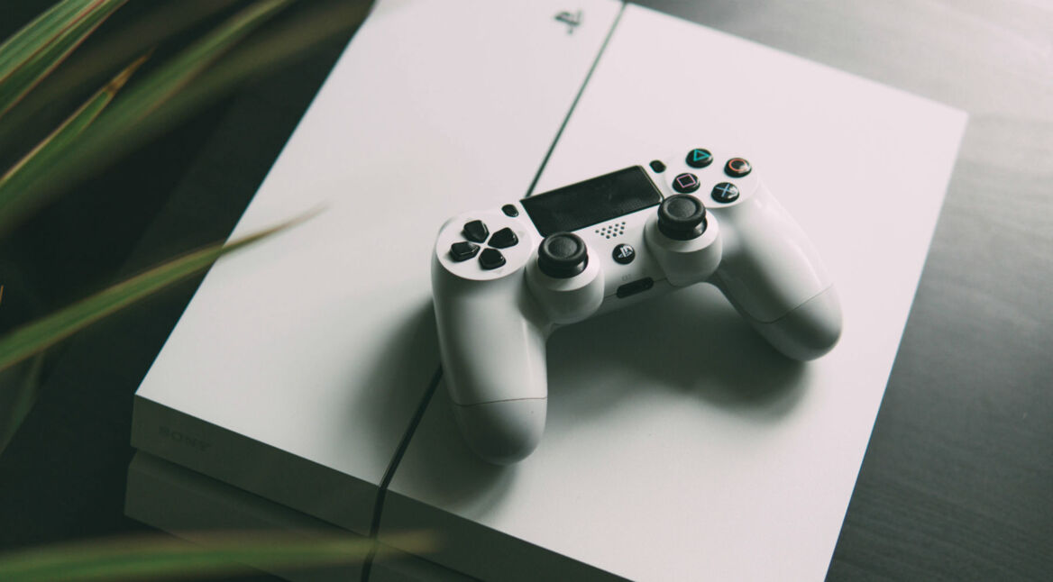 Weiße PlayStation 4-Konsole plus Controller