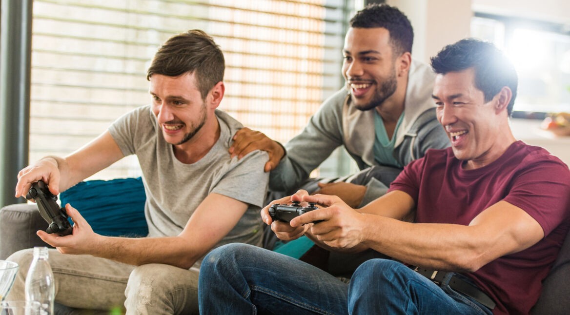 Gamer zocken auf einer Konsole im Wohnzimmer