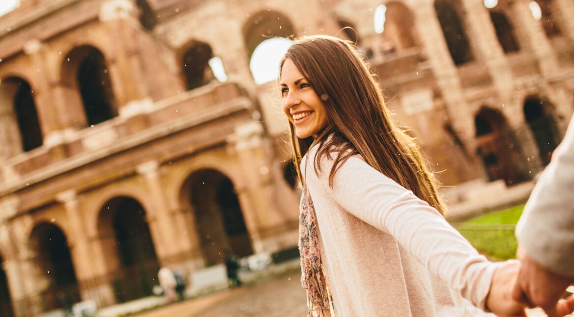 Frau vor dem Kolosseum in Rom