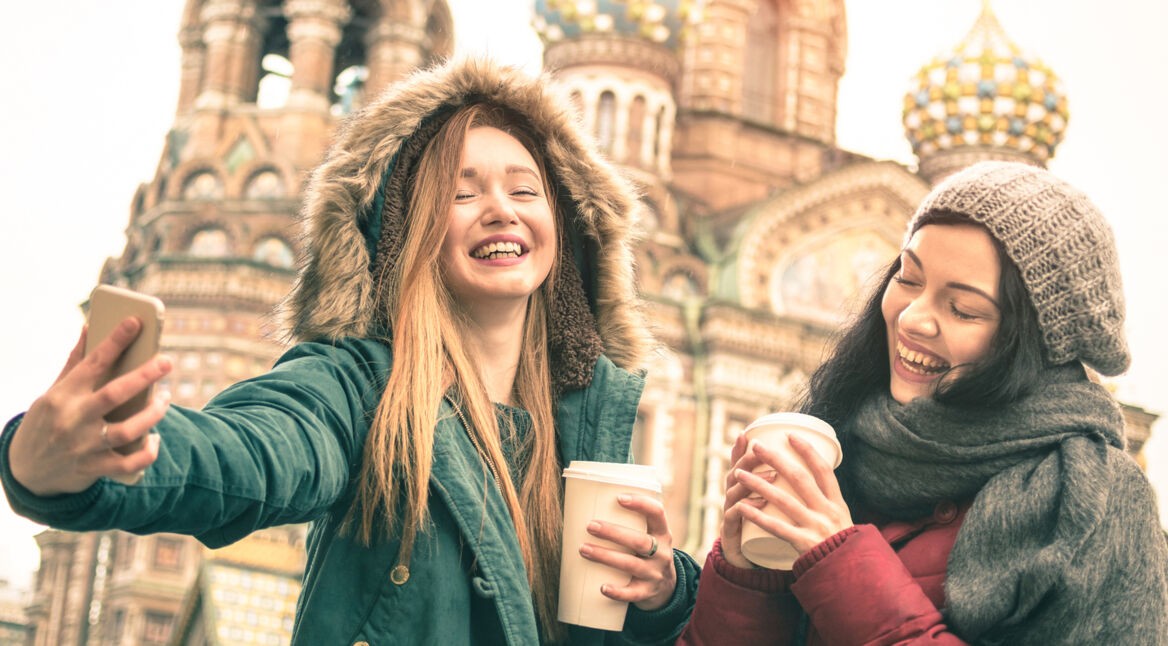Mädchen mit dem Smartphone in Russland