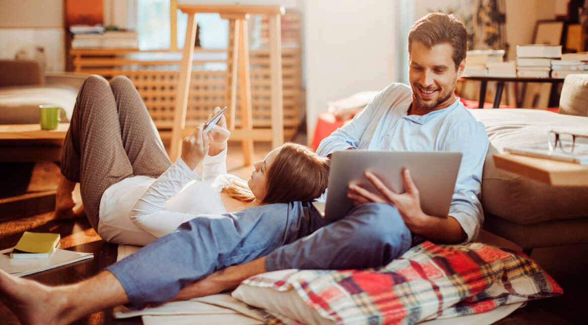 Paar schaut auf Smartphone