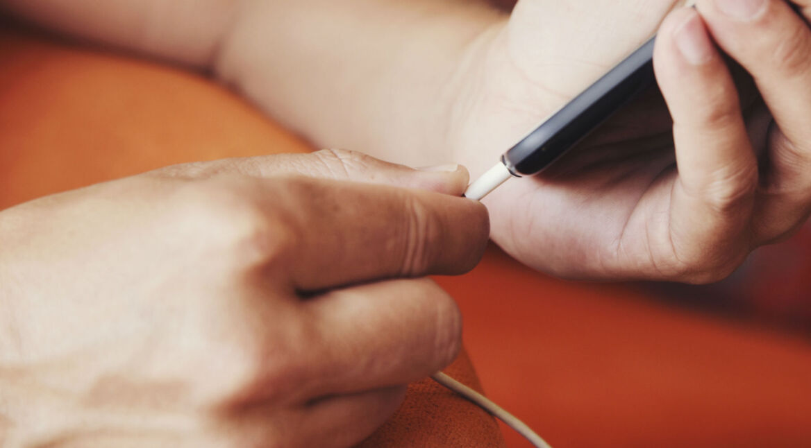 Mensch verbindet Smartphone mit dem Ladegerät-.