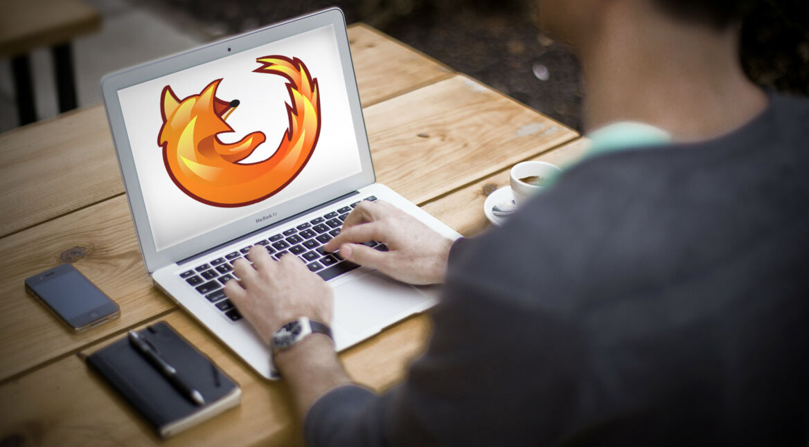 Fuchslogo auf Macbook-Air, das auf einem Schreibtisch steht