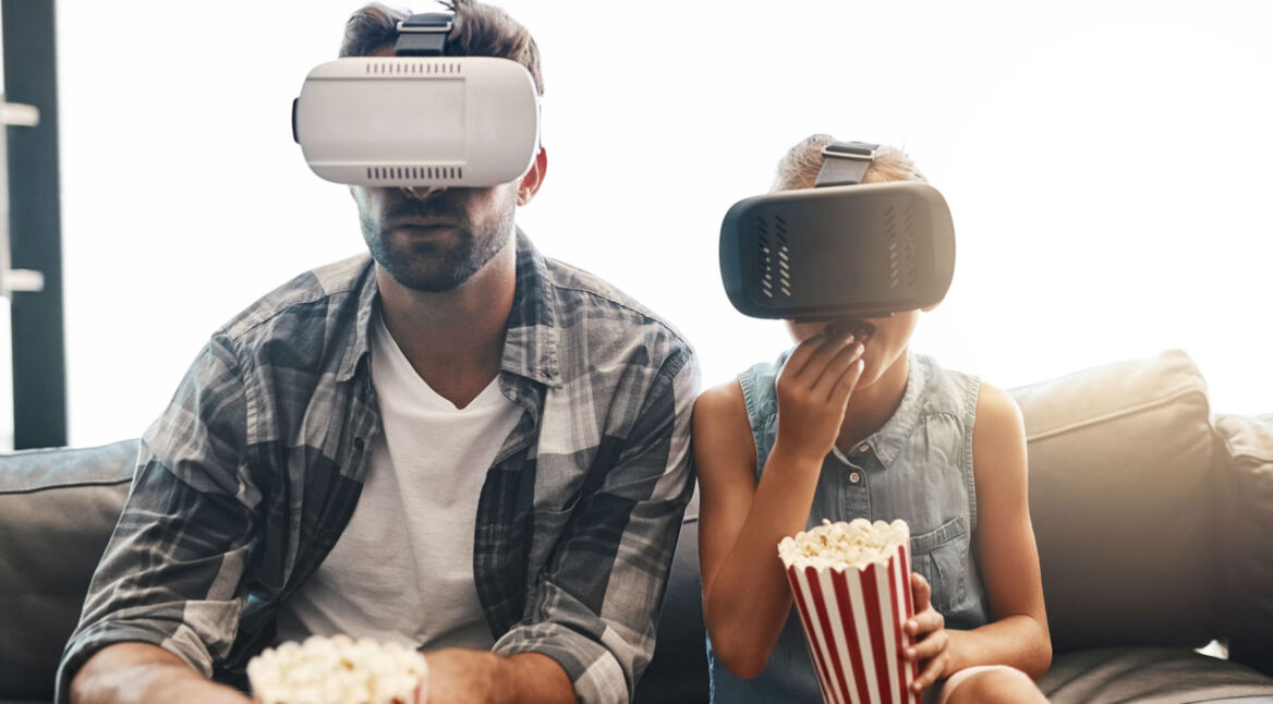 Familie sieht sich einen VR-Film an.