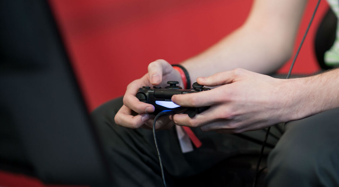 Junger Mann legt PS4-Gamer-Event an.